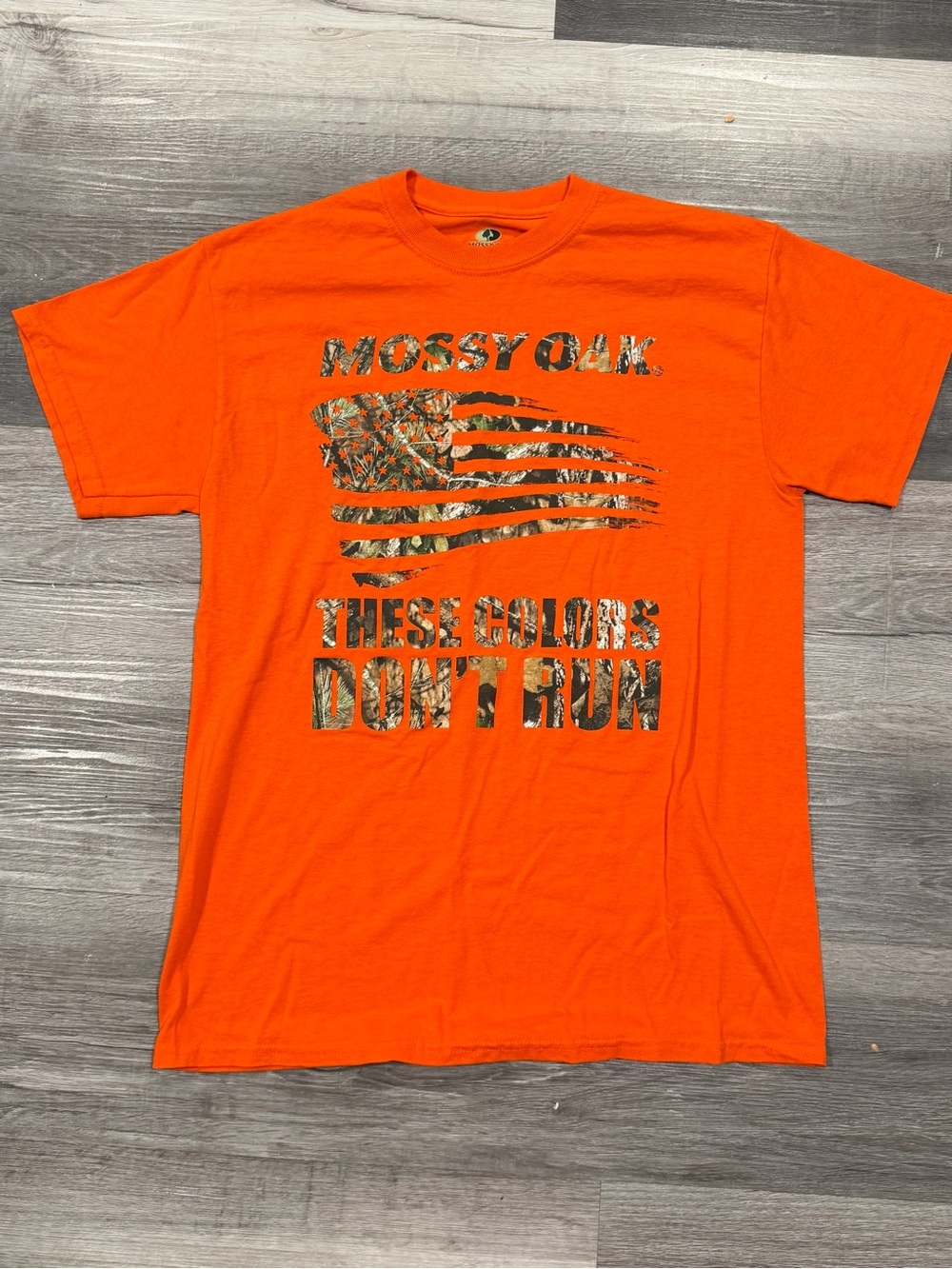 Mossy Oak Men’s Orange “These Colors Don’t Run” Flag Camo Graphic Tee Size M